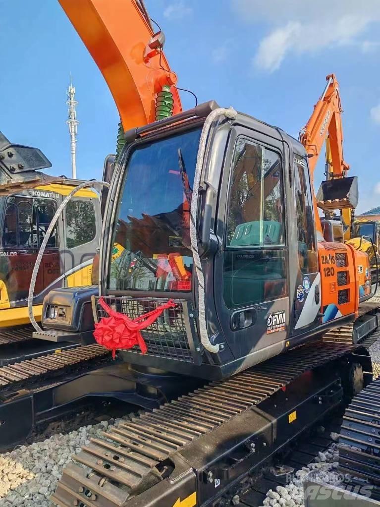 Hitachi ZX 120 Kāpurķēžu ekskavatori