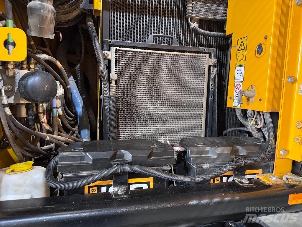 JCB JS 145 W Ekskavatori uz riteņiem
