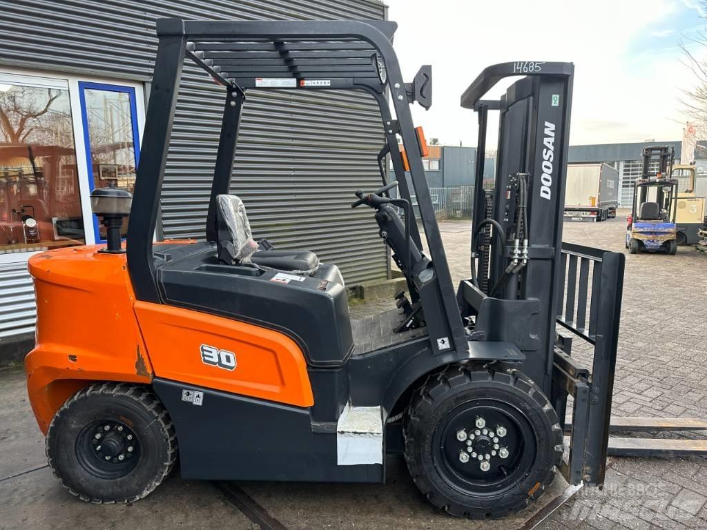 Doosan D30NX Tehnika ar dīzeļa dzinēju
