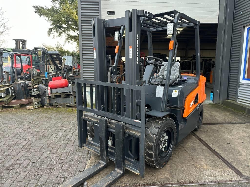 Doosan D30NX Tehnika ar dīzeļa dzinēju