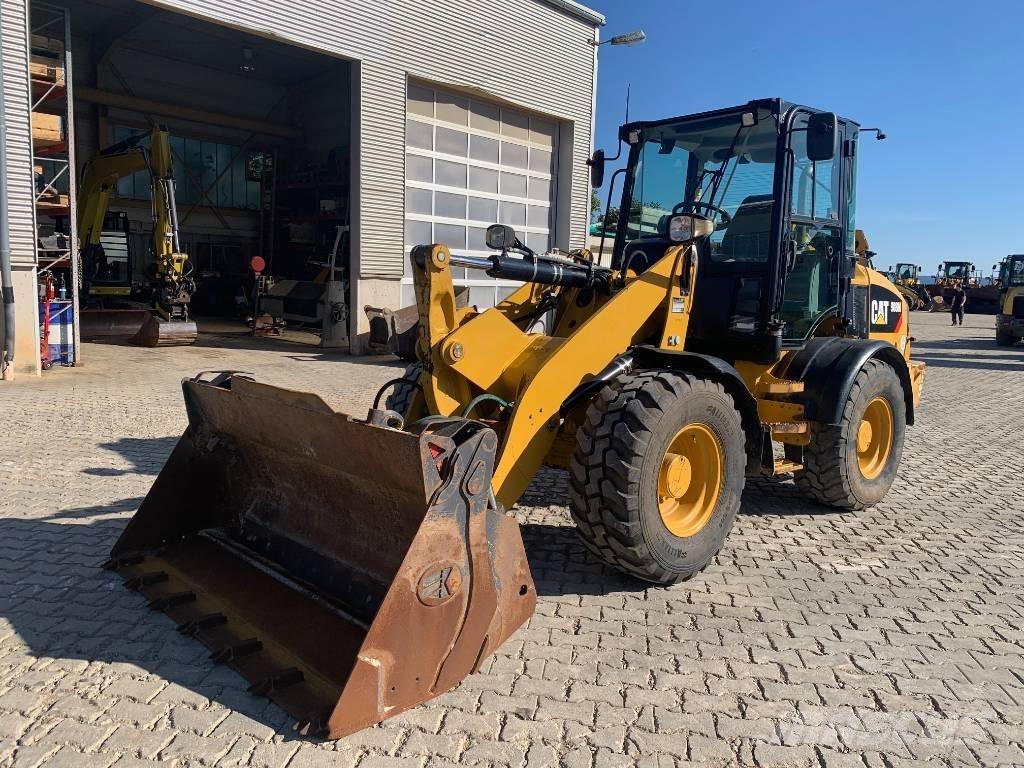 CAT 908M Iekrāvēji uz riteņiem
