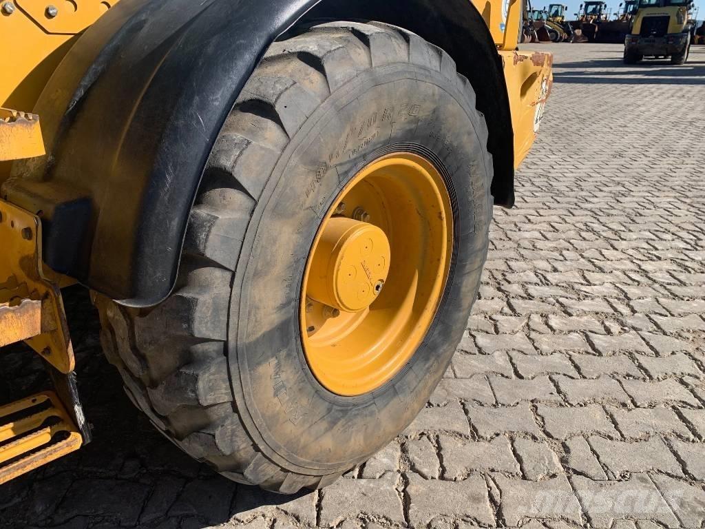 CAT 908M Iekrāvēji uz riteņiem