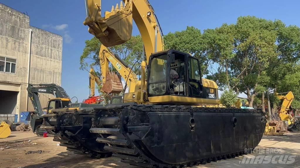 CAT 320 C Amfībijas tipa ekskavatori