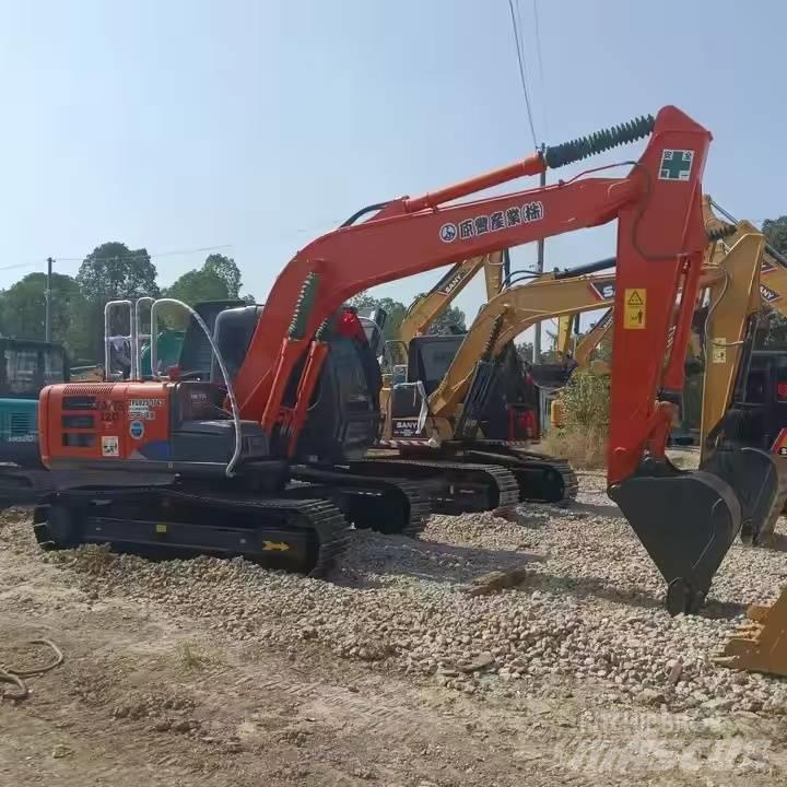 Hitachi ZX 120 Kāpurķēžu ekskavatori