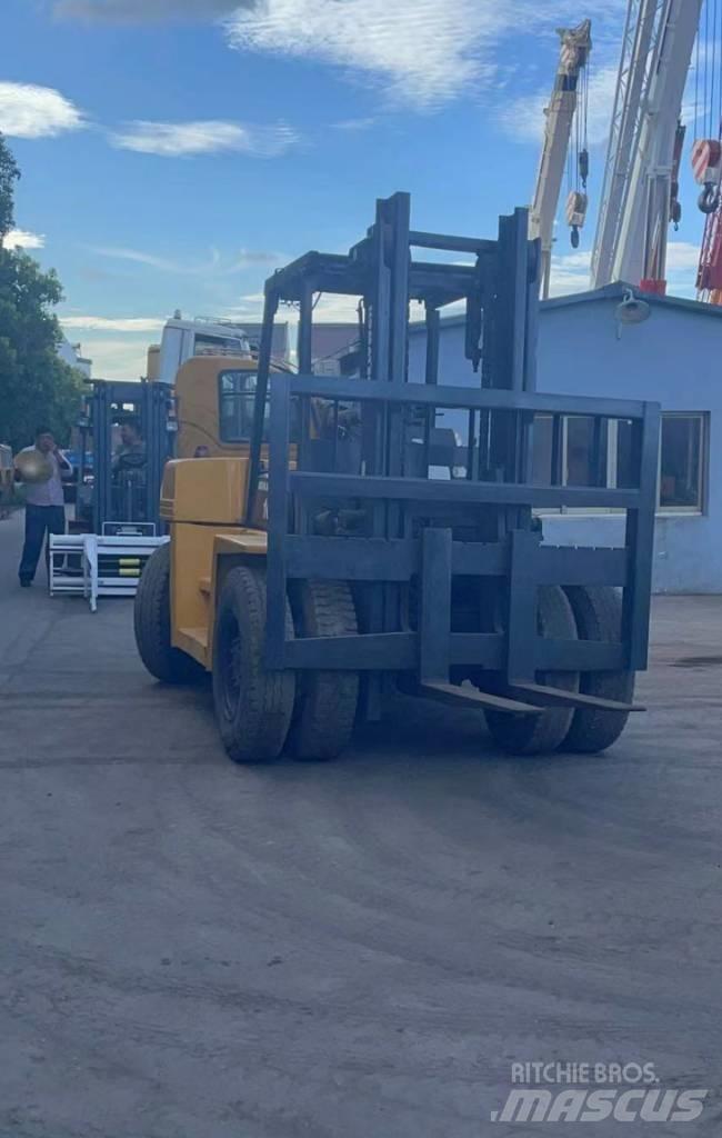 Komatsu 10 Ton Tehnika ar dīzeļa dzinēju
