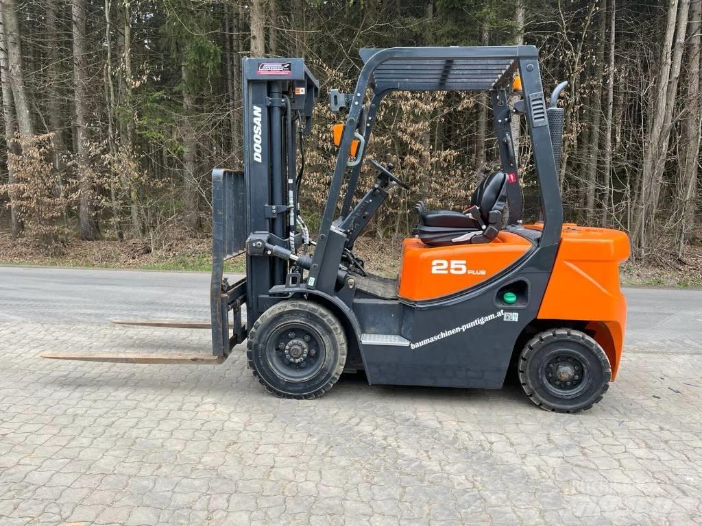 Doosan D 25 GP Tehnika ar dīzeļa dzinēju