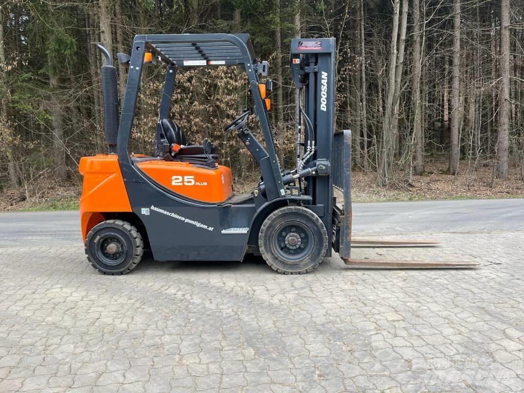 Doosan D 25 GP Tehnika ar dīzeļa dzinēju
