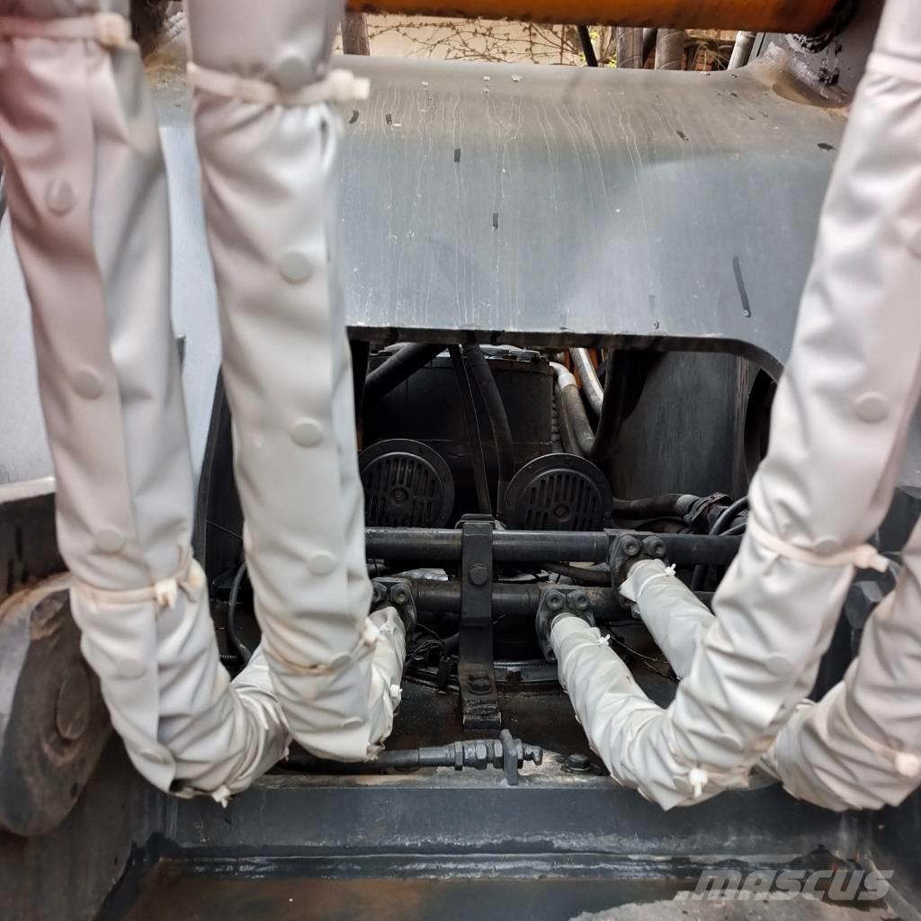 Hyundai 305 LC Kāpurķēžu ekskavatori