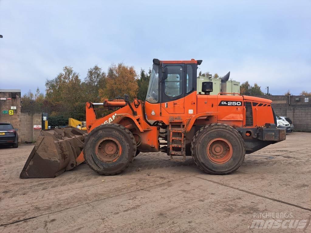Doosan DL 250 Iekrāvēji uz riteņiem