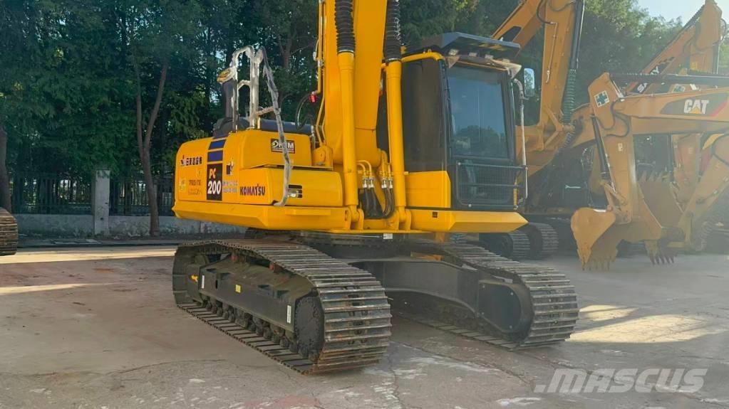 Komatsu PC 200-8N1 Amfībijas tipa ekskavatori