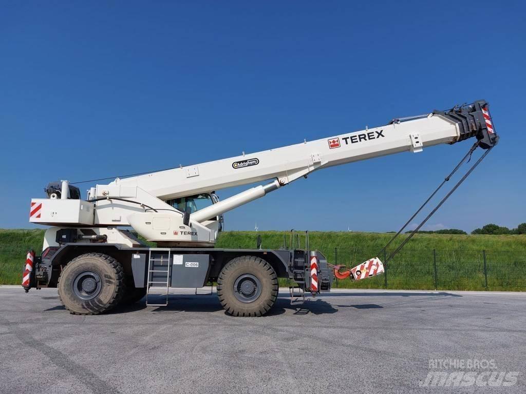 Terex RT90 Celtņi nelīdzenām virsmām