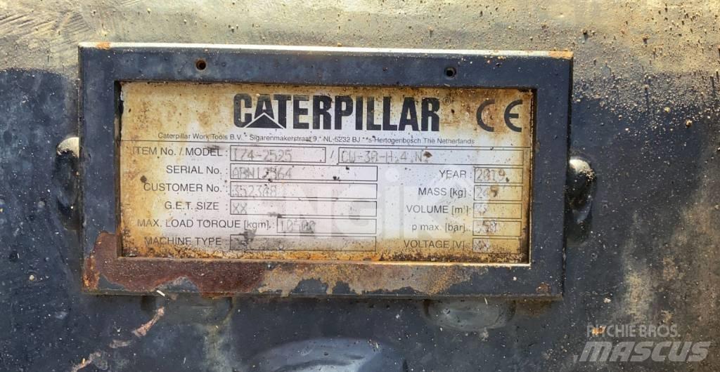 CAT Attache rapide Ekskavatori uz riteņiem