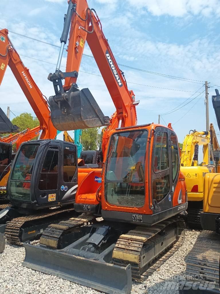Doosan DX 75 Kāpurķēžu ekskavatori