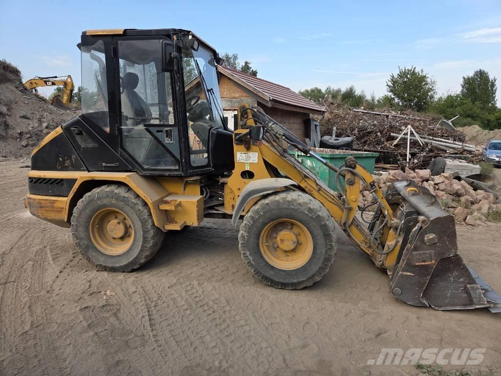 CAT 906 Iekrāvēji uz riteņiem