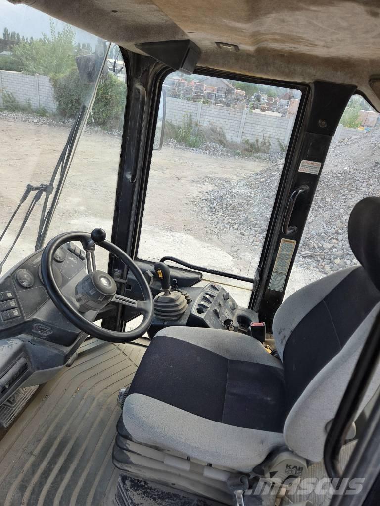 CAT 906 Iekrāvēji uz riteņiem