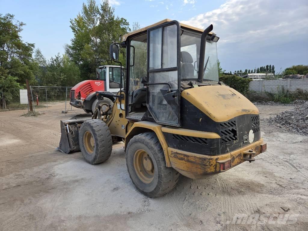 CAT 906 Iekrāvēji uz riteņiem