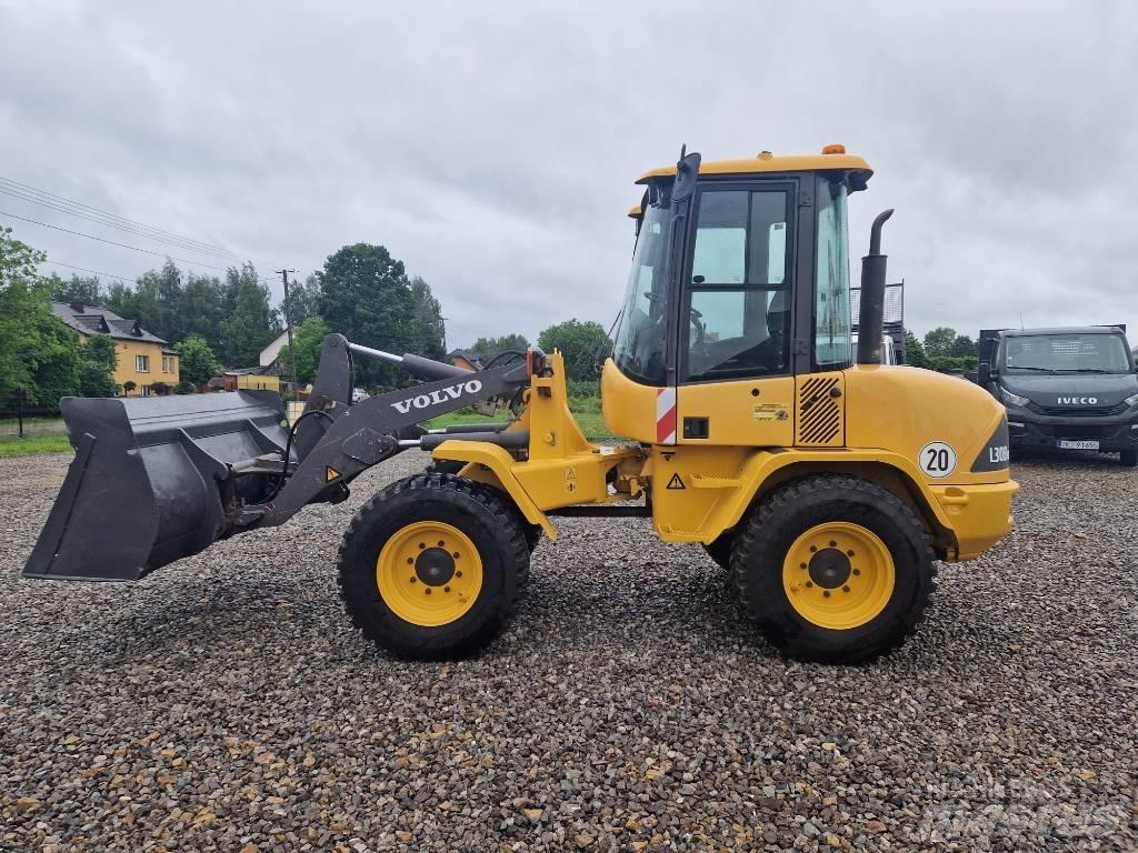 Volvo L 30 Iekrāvēji uz riteņiem