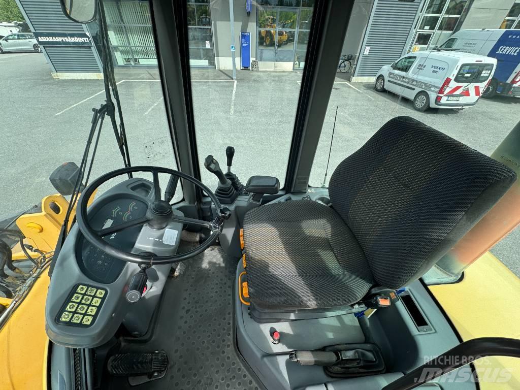 Volvo L 30 B Iekrāvēji uz riteņiem