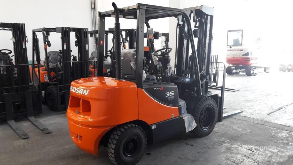 Doosan D35 C-5 Tehnika ar dīzeļa dzinēju
