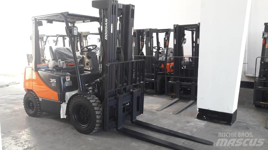 Doosan D35 C-5 Tehnika ar dīzeļa dzinēju