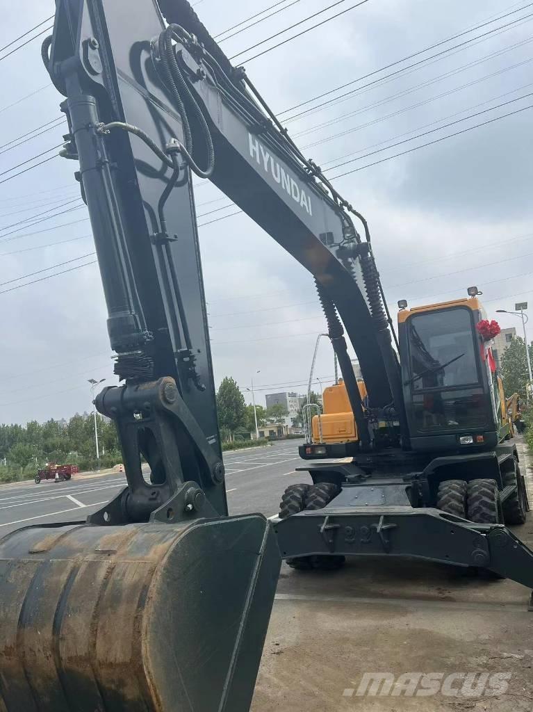 Hyundai 210WVS Ekskavatori uz riteņiem