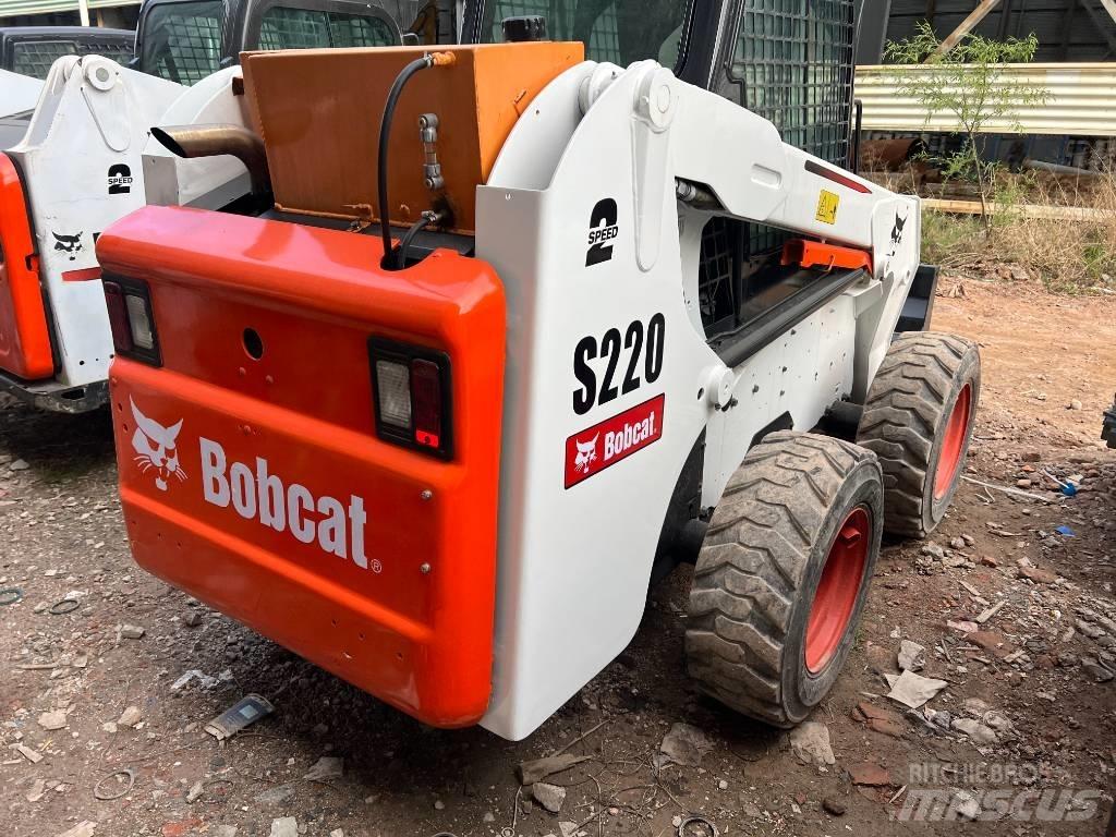 Bobcat S220 Lietoti riteņu kompaktiekrāvēji