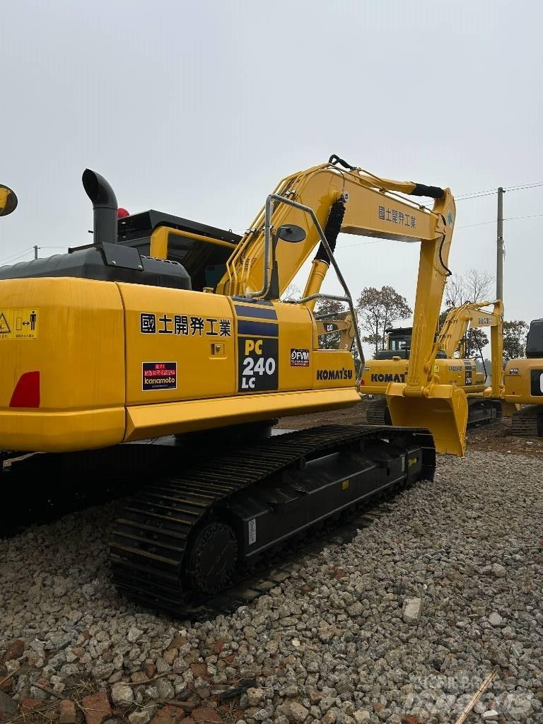 Komatsu 240-8 Kāpurķēžu ekskavatori