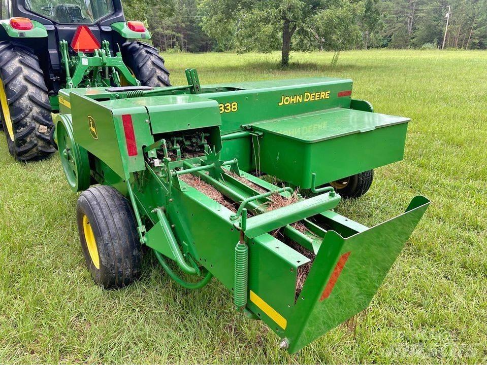 John Deere 338 Baler Ķīpu preses