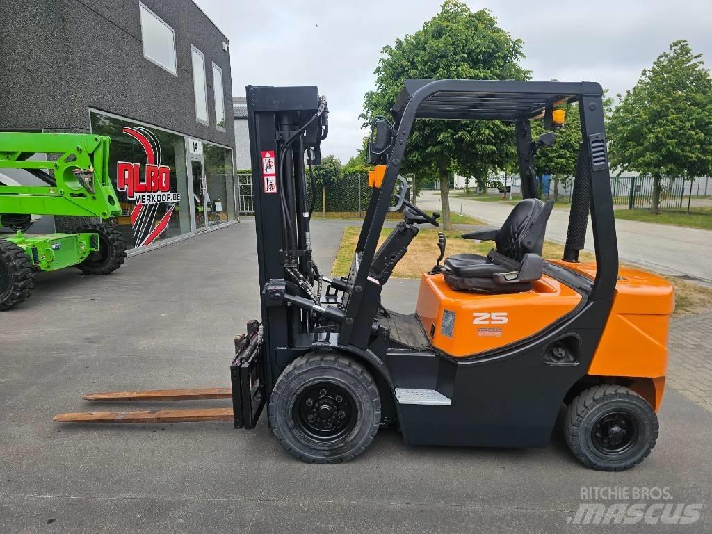 Doosan D 25 G Tehnika ar dīzeļa dzinēju