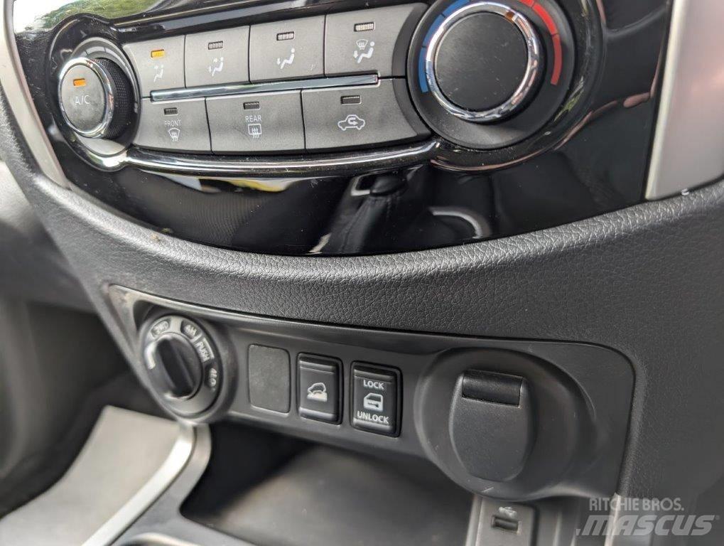 Nissan Navara Vieglais kravas automobilis/izkraušana no sāniem