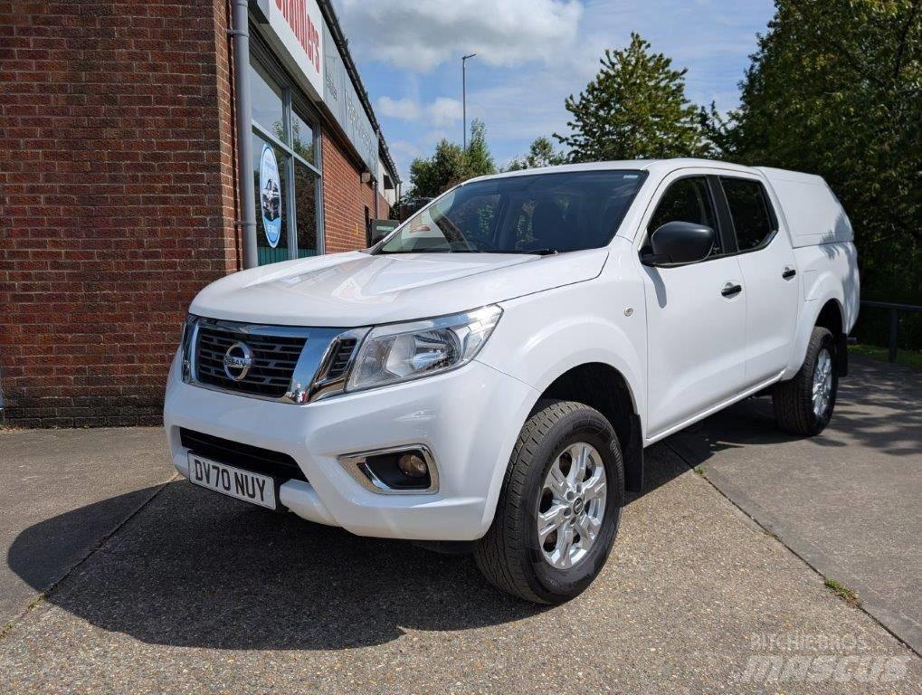 Nissan Navara Vieglais kravas automobilis/izkraušana no sāniem