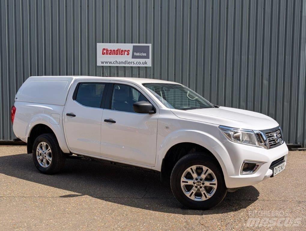 Nissan Navara Vieglais kravas automobilis/izkraušana no sāniem