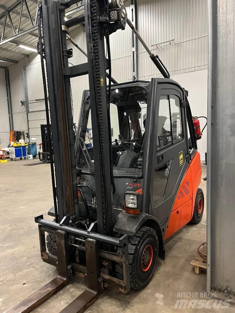 Linde H25D-02 Tehnika ar dīzeļa dzinēju