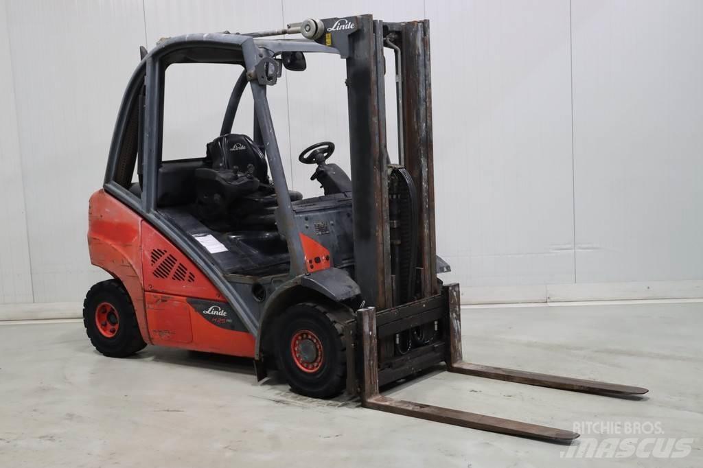 Linde H25D-02 Tehnika ar dīzeļa dzinēju