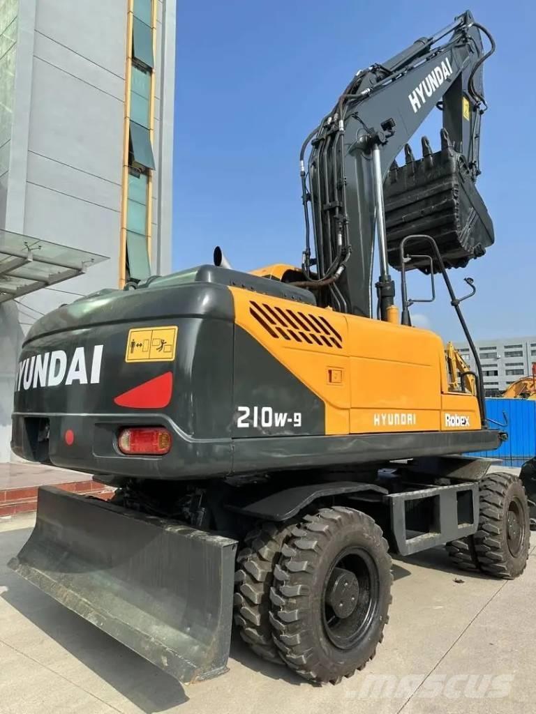 Hyundai R210W-9 Ekskavatori uz riteņiem