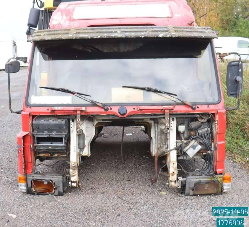 Scania P 82 M Kabīnes un interjers