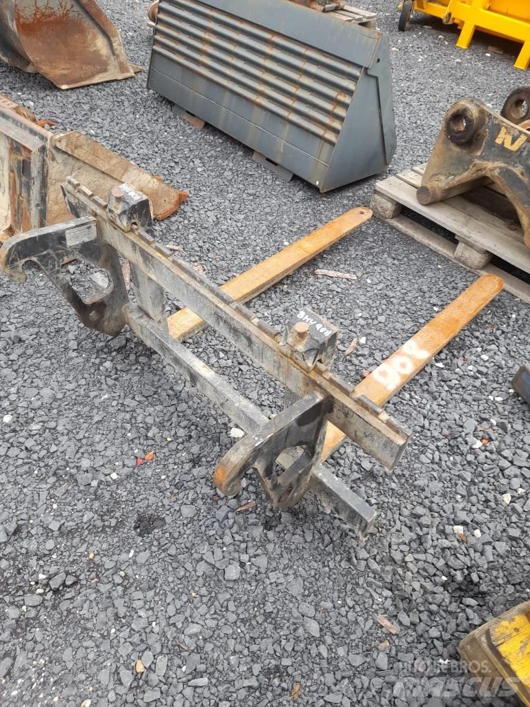 CAT 908M Iekrāvēji uz riteņiem