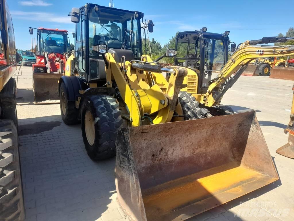 CAT 908M Iekrāvēji uz riteņiem
