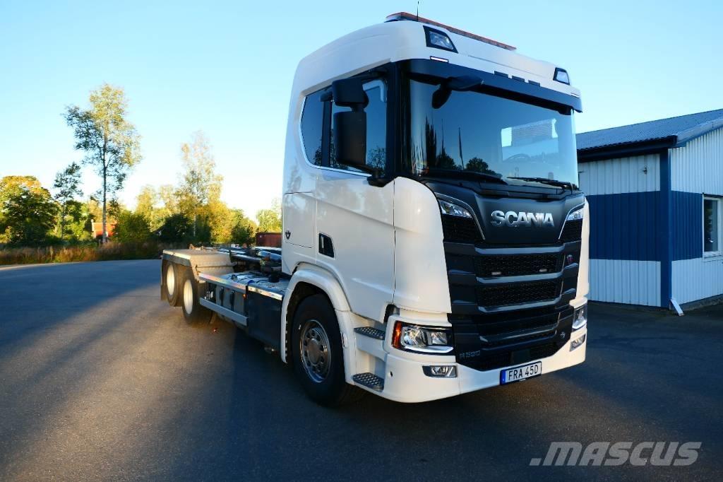 Scania R590B6x2nb Treileri ar āķi