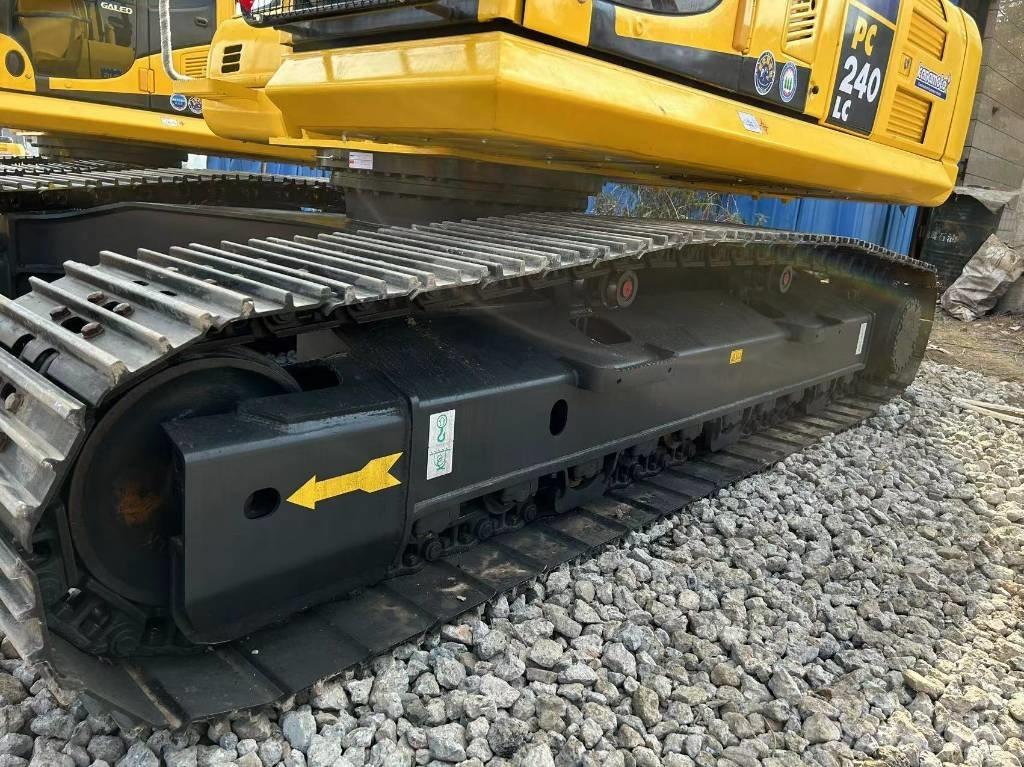 Komatsu 240-8 Kāpurķēžu ekskavatori