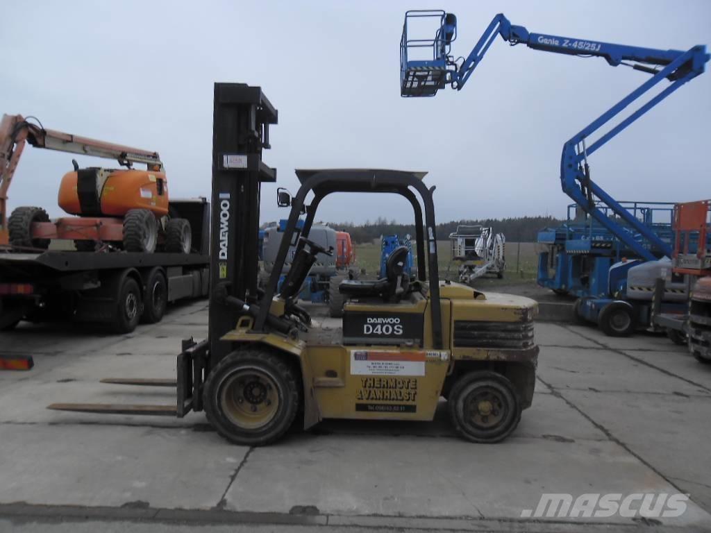 Daewoo Doosan D 40S Tehnika ar dīzeļa dzinēju
