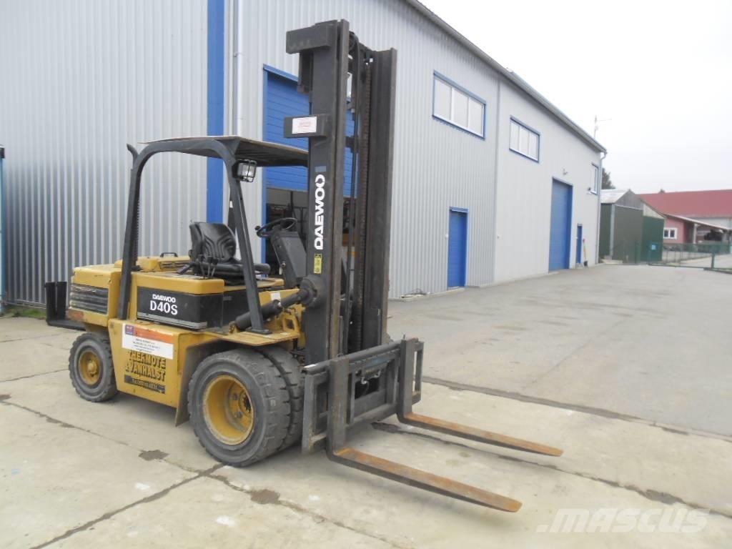 Daewoo Doosan D 40S Tehnika ar dīzeļa dzinēju