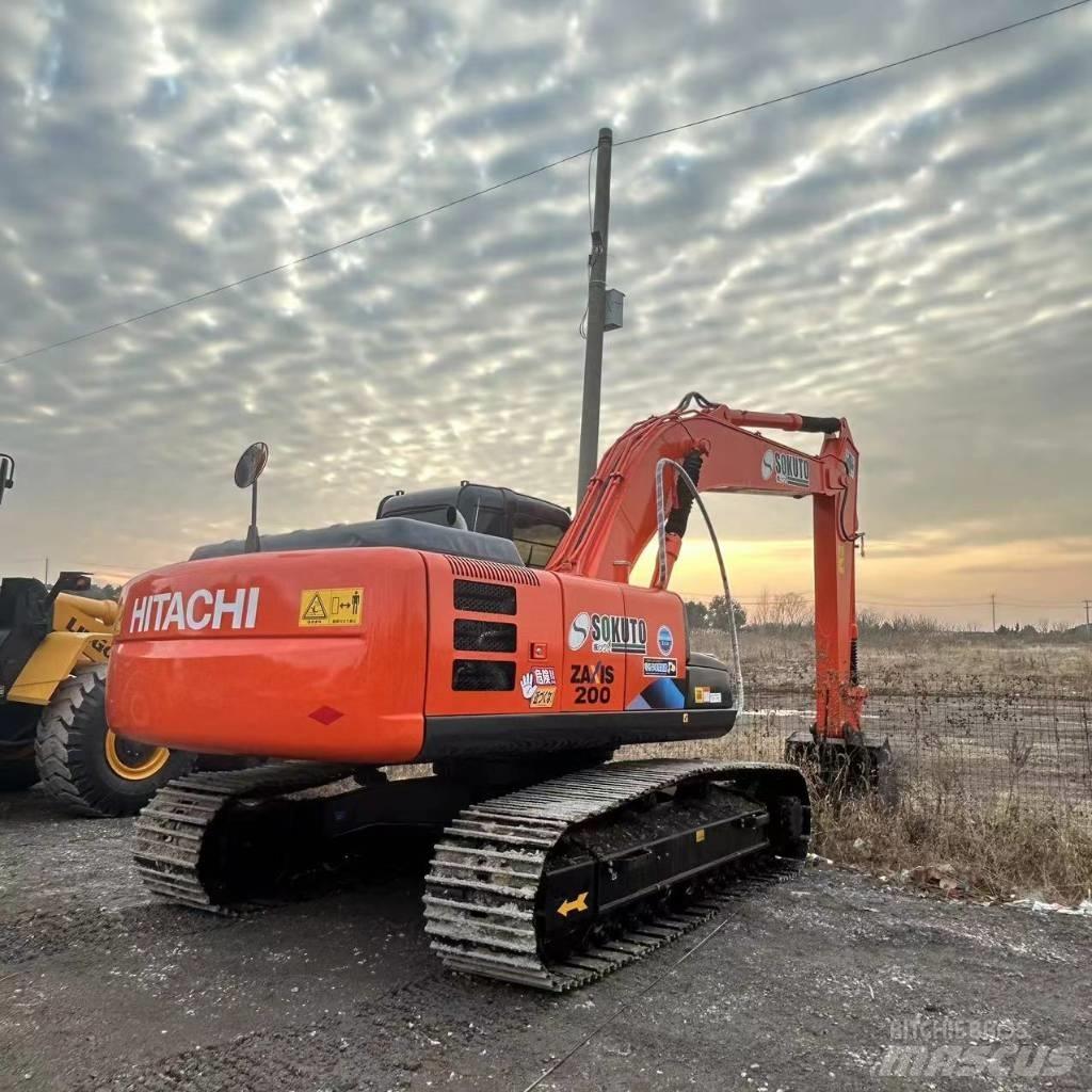 Hitachi ZX 200 Kāpurķēžu ekskavatori