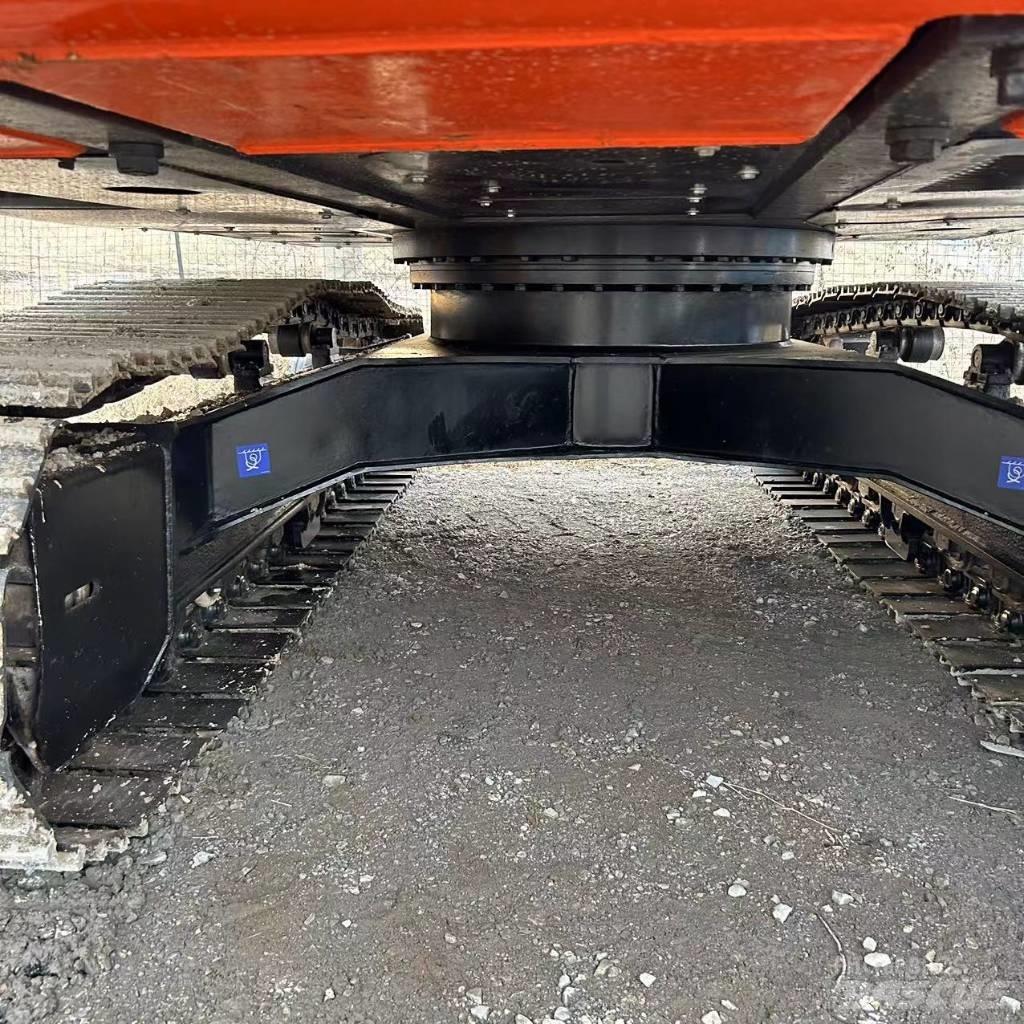 Hitachi ZX 200 Kāpurķēžu ekskavatori