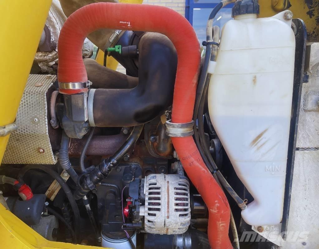 Komatsu WB 93 R-5 Ekskavatori-iekrāvēji