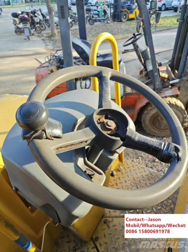 CAT CB 24 Divvalču grunts veltņi