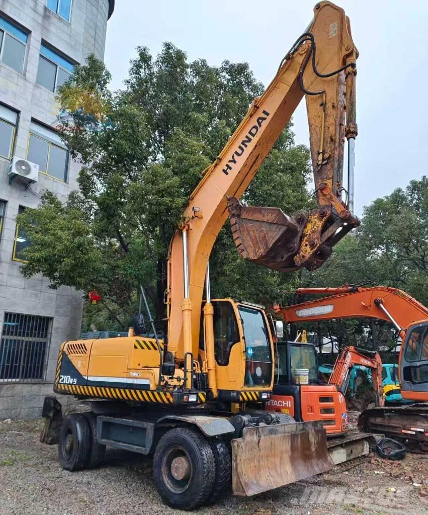 Hyundai r210w-9 Ekskavatori uz riteņiem