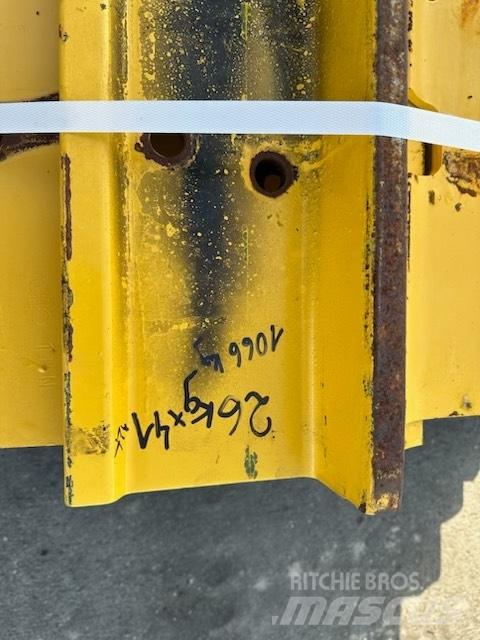 Komatsu d 85 plate Sliedes, ķēdes un šasija