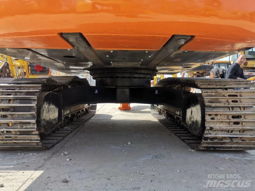 Hitachi ZX 200 Kāpurķēžu ekskavatori