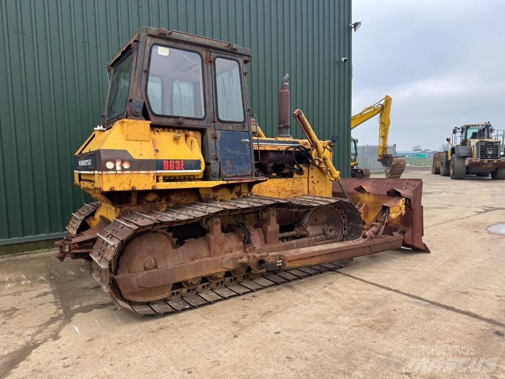 Komatsu D63E-1 Kāpurķēžu buldozeri